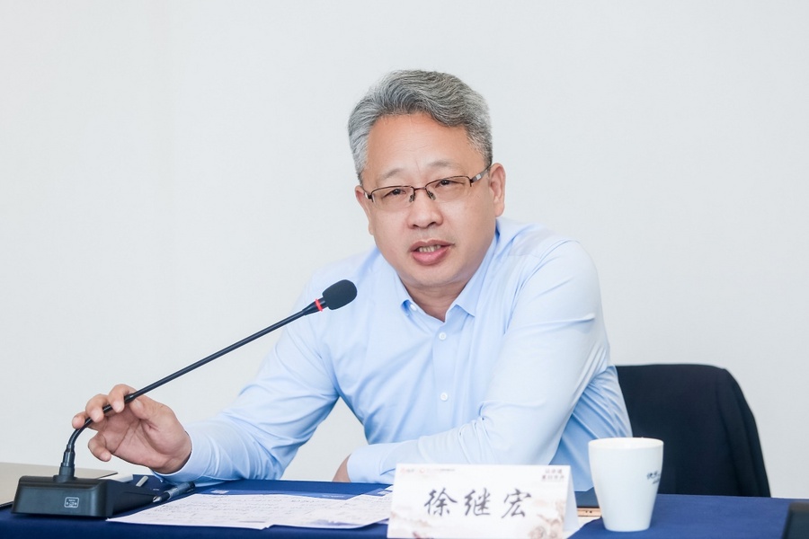 图片包含 人, 男人, 桌子, 女人描述已自动生成