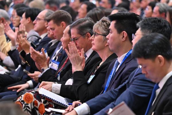 中国发展高层论坛2026年年会上，与会者聆听嘉宾发言。新华社记者 李鑫 摄 